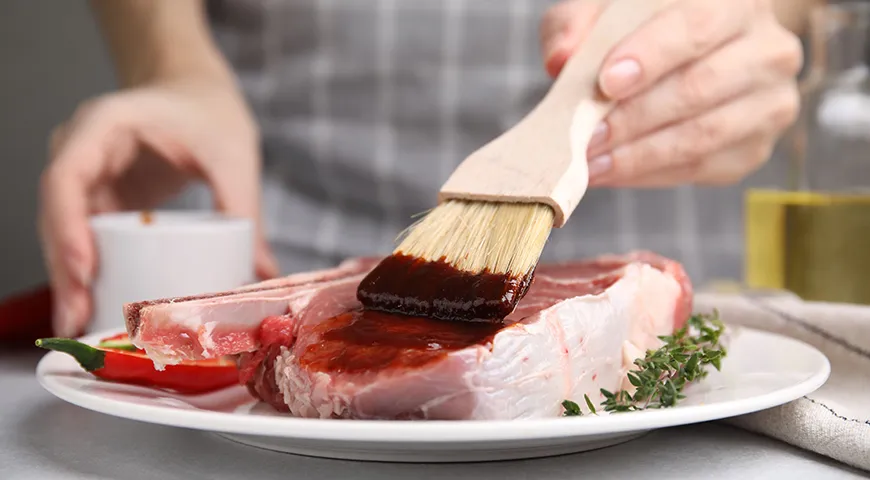 Мариновать мясо рекомендуется, если планируете запекать его большим кусом