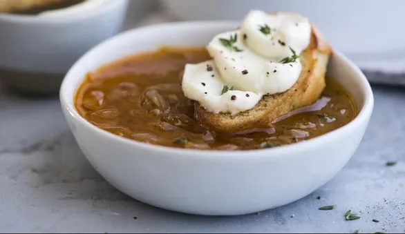 Луковый суп с козьим сыром