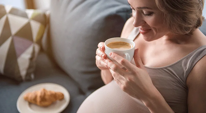 Во время беременности врачи рекомендуют ограничить потребление кофеиновых напитков (таких как чай и кофе)