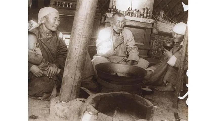 Чаепитие в бурятской юрте у чугунного котла, 1920-е гг.