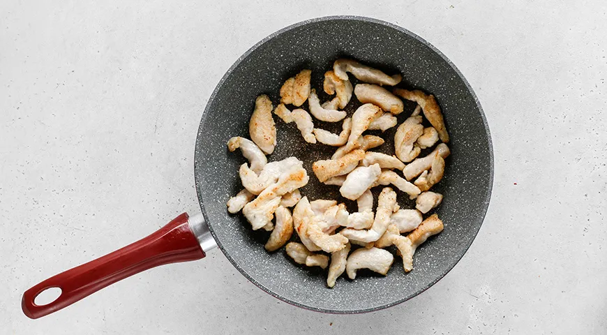 Гречневая лапша с курицей и овощами