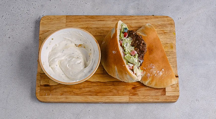 Пита с мясной котлетой