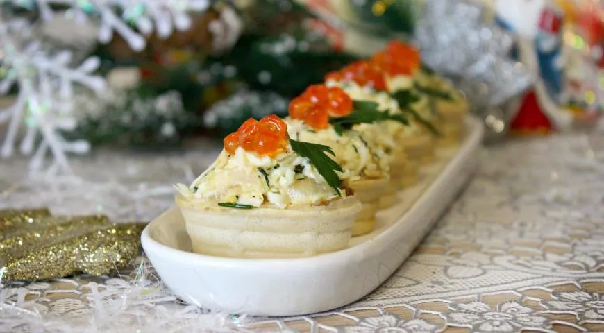 Салат с кальмарами «Новогоднее чудо» в тарталетках