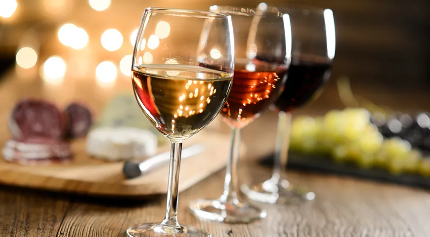 Цвет вина определяет цвет винограда и то, как долго сок контактирует с кожицей