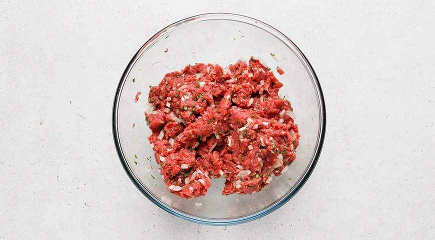 Макароны-«гнезда» с фаршем под сметанным соусом