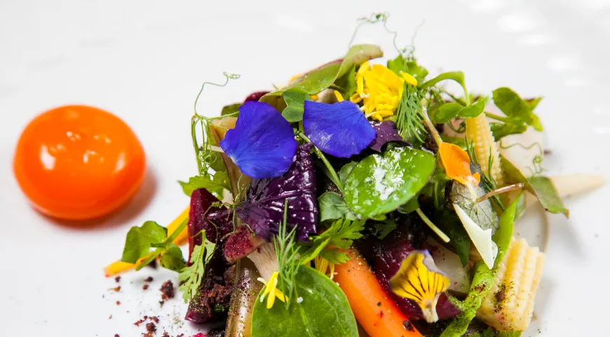 Даже, казалось бы, привычные маринованные овощи в OVO выглядят как произведение искусства.