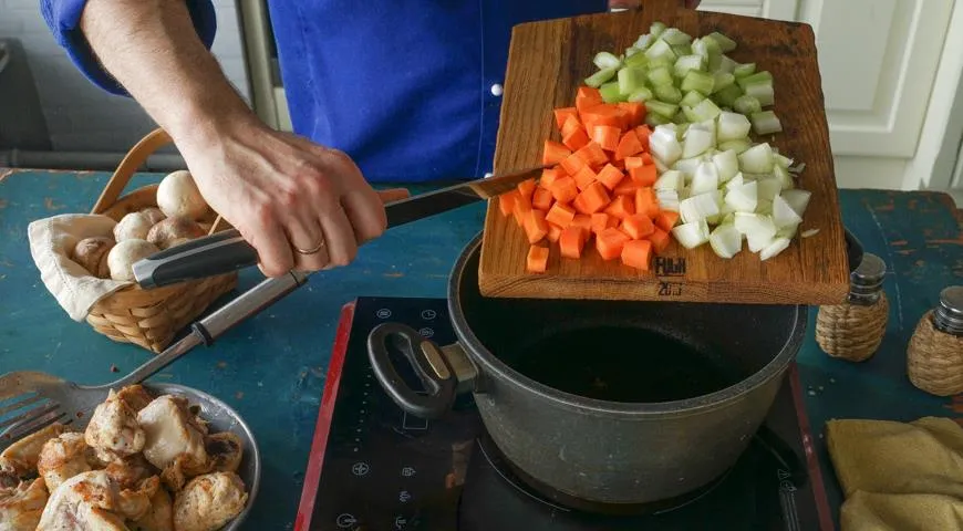 Пожарьте  куски курицы, затем том же масле - нарезанные кубиками луковицу, морковь и толстый стебель сельдерея