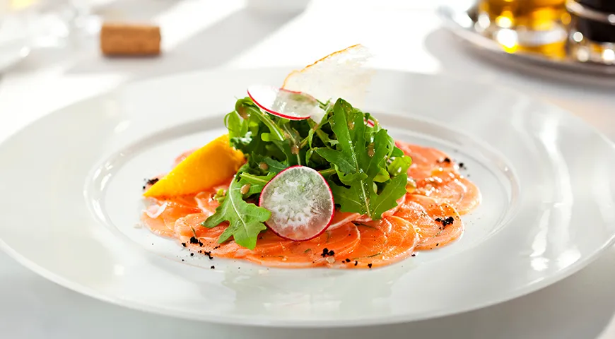 Для рыбного карпаччо подходят любые виды лососевых