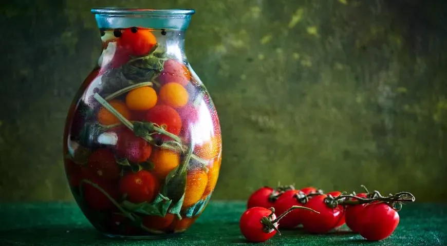 Что быстро заготовить на зиму прямо сейчас: соленые черри, вяленые помидоры, пряные огурцы 