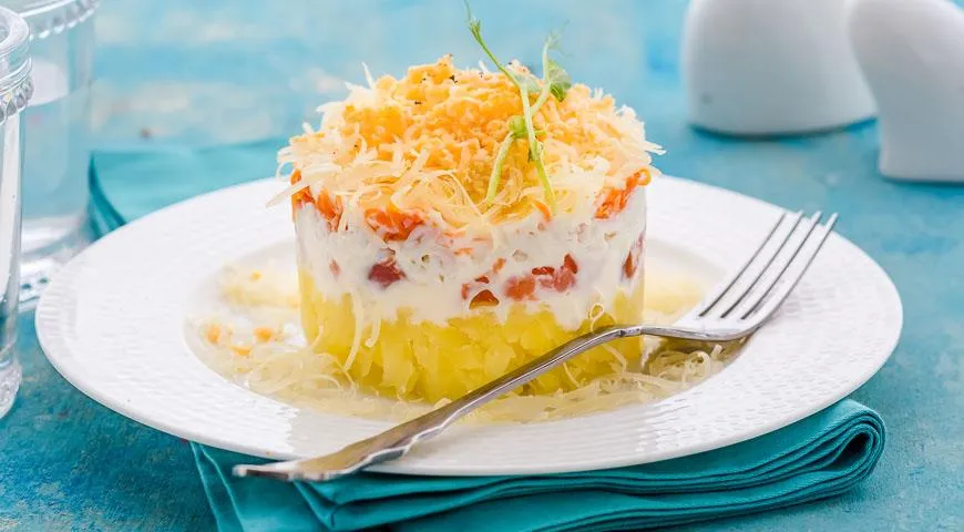 Рецепт салата с сыром и копченой горбушей