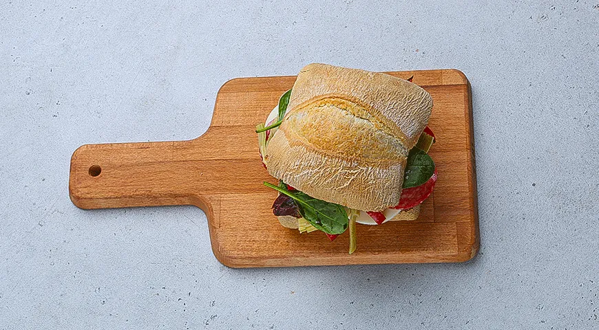 Сэндвич с колбасой, артишоками и оливками