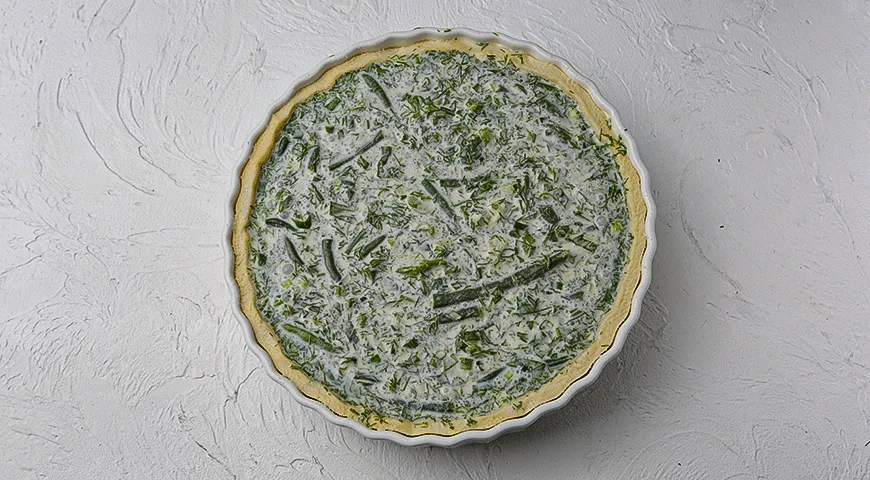 Открытый пирог со сметаной и травами