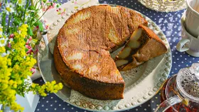 Шоколадная шарлотка с грушами в духовке