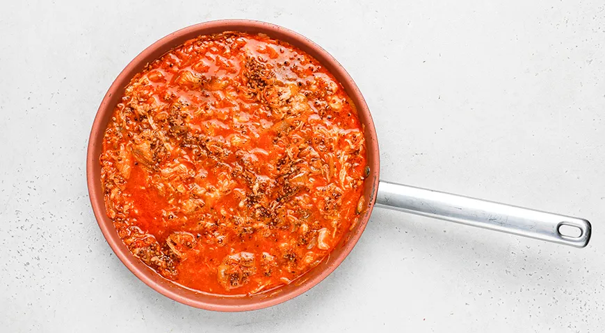 Гречка с тушёнкой и томатной пастой (на сковороде)