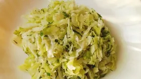 Салат "Стройняшка" из огурцов и капусты с оливковым маслом