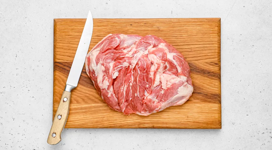 Баранина с картошкой и овощами на сковороде