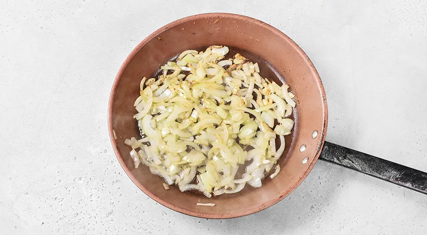 Тушеная рыба с овощами и сметаной на сковороде