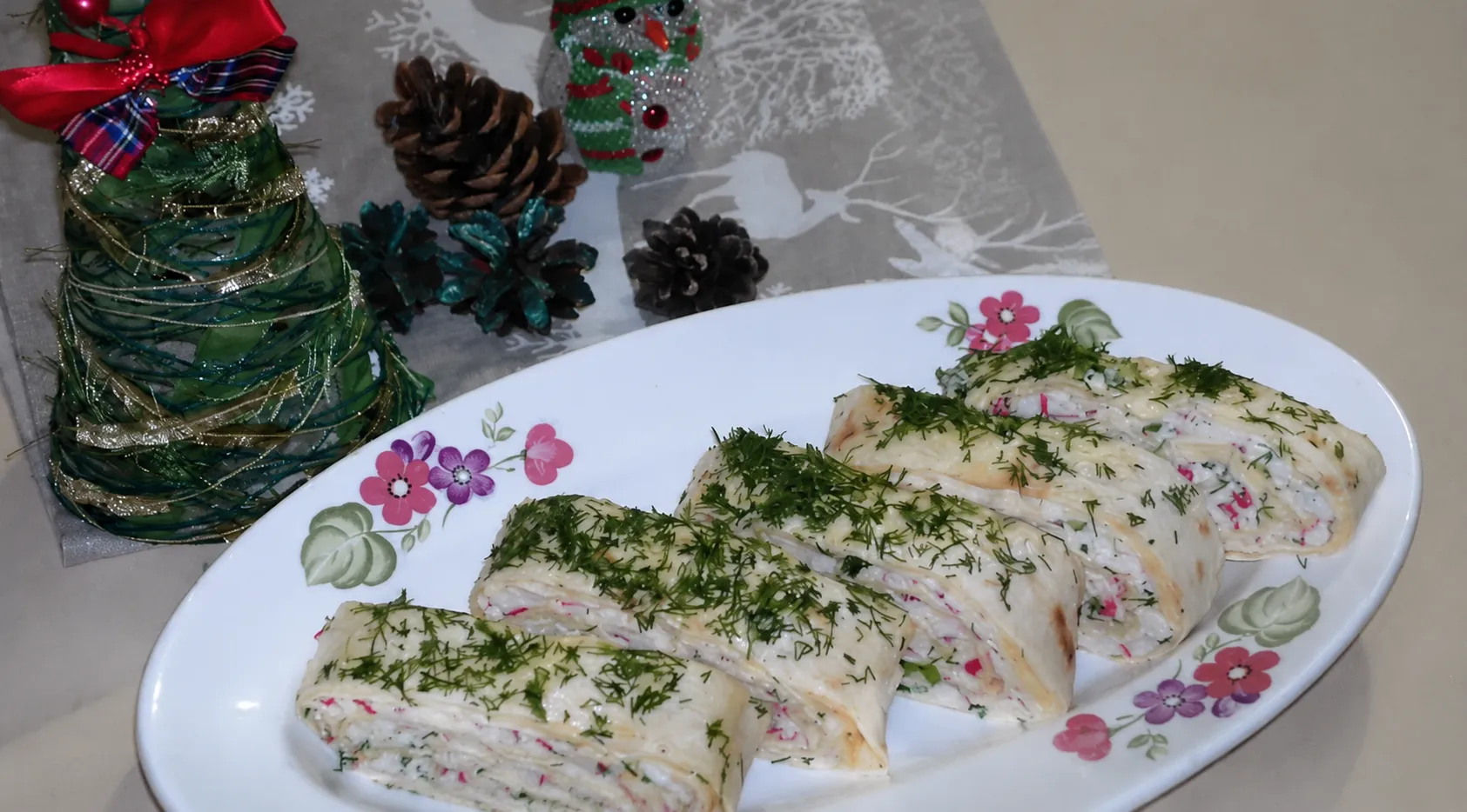 Готовим закусочный рулет с крабовыми палочками и сыром