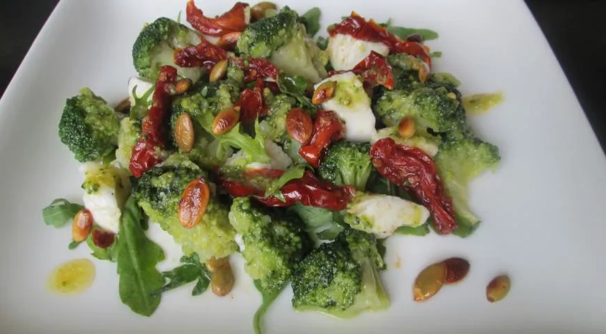 Рецепт салата с моцареллой, брокколи и тыквенными семечками