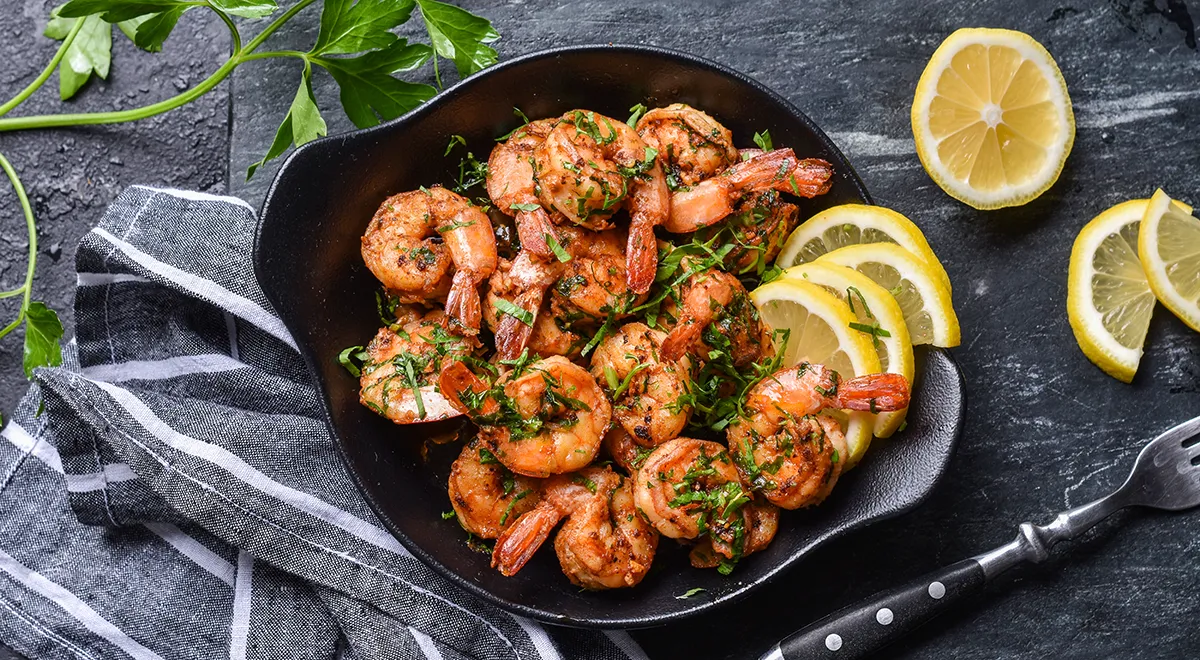 Жаренные на сливочном масле креветки с чесноком