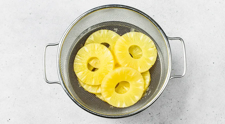 Индейка с ананасами под сыром в духовке