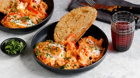 Блюдо из яиц с соусами