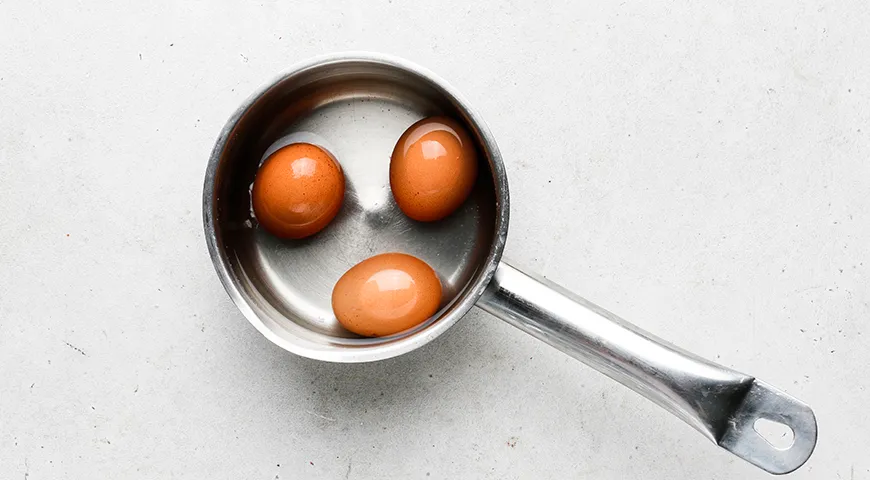 Салат с брокколи, помидорами, яйцами и луком