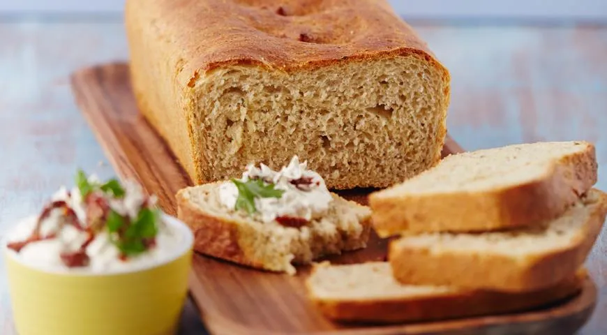 Хлеб с пастернаком, сыром и шалфеем