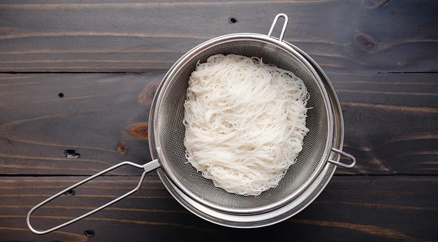 Рисовая лапша отличается шелковистой поверхностью и практически полным отсутствием глютена