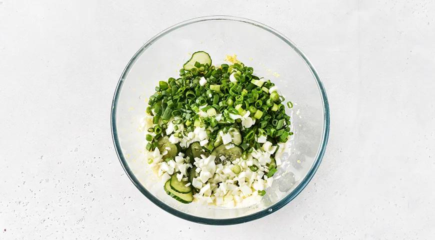 Салат из зеленого лука с яйцом, огурцом и сметаной
