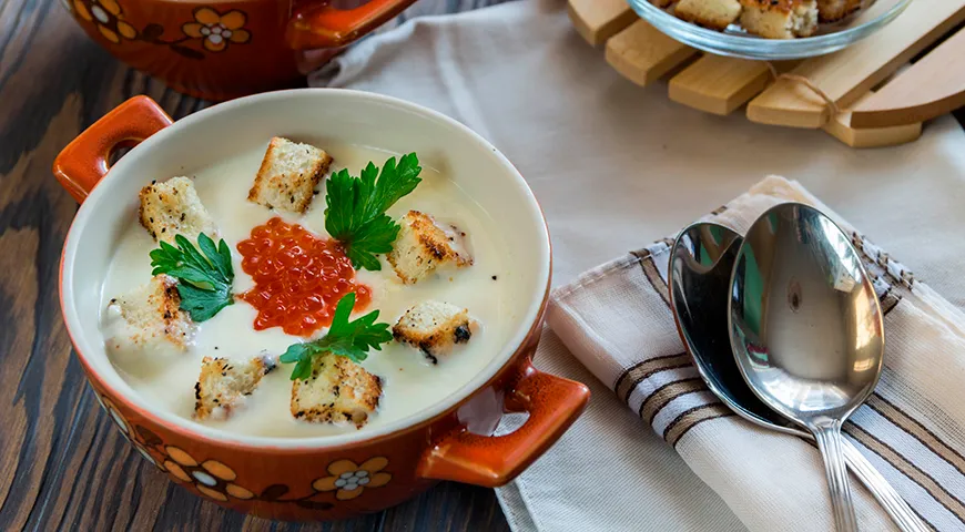 Сырный суп с красной икрой и гренками