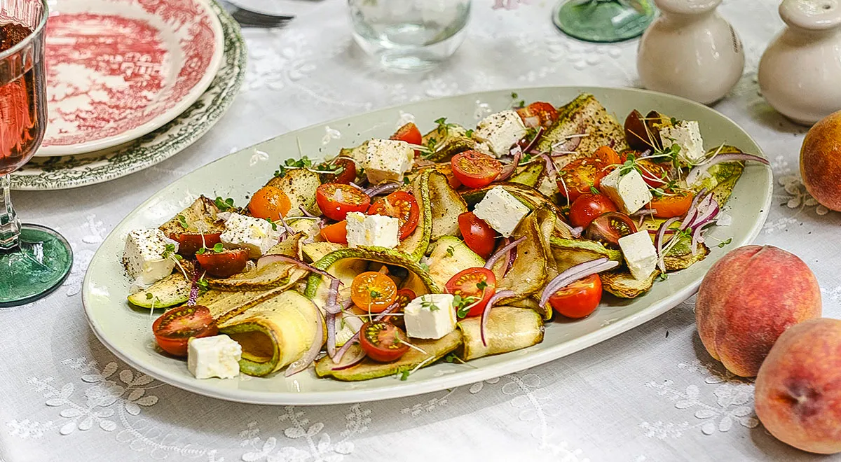Салат с жареными кабачками и маринованной фетой