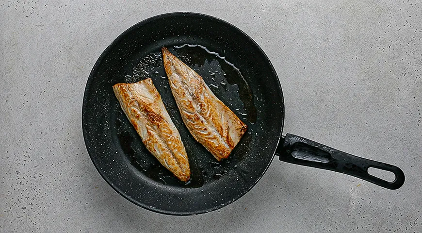 Теплый салат из скумбрии с крыжовником