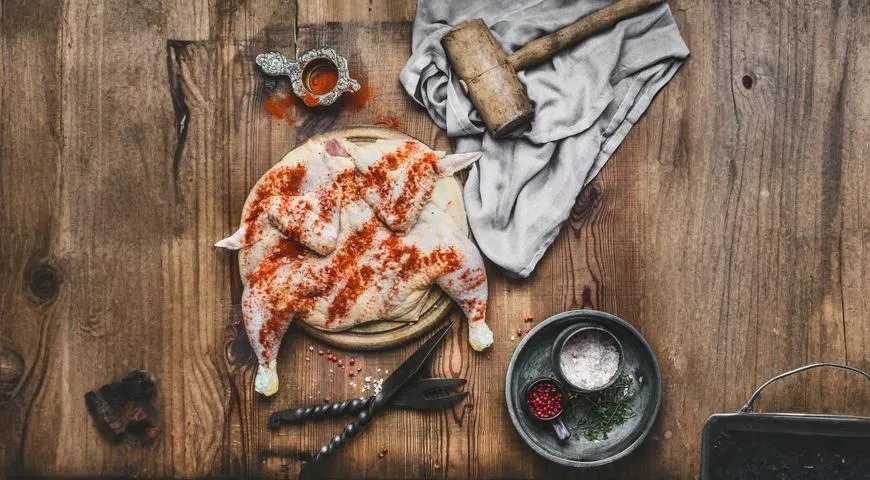 Многие знатоки советуют готовить цыпленка табака именно из корнишона: его размер и нежность мяса гарантируют появление хрустящей корочки и идеальную степень прожарки