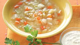 Перловый суп с овощами и беконом