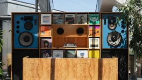 Винил и гастрономия: что такое listening bars и почему они становятся популярными