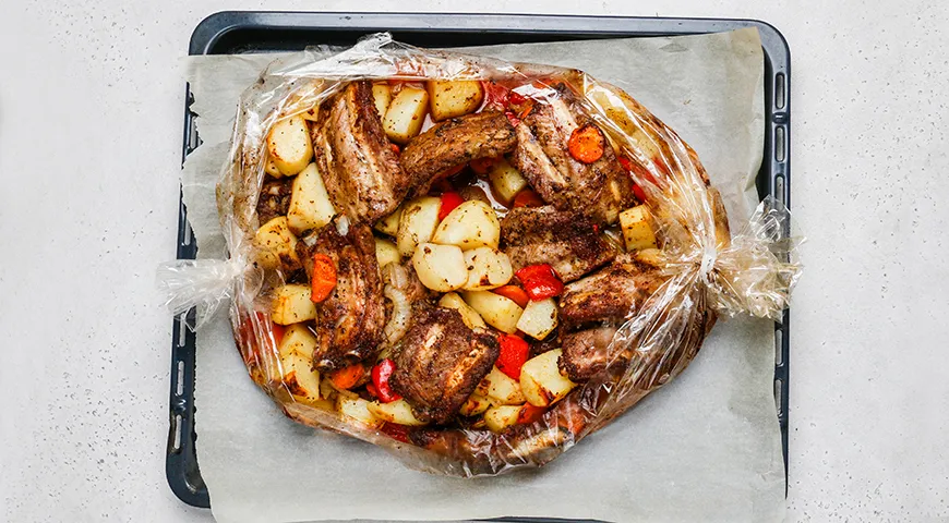 Свиные рёбрышки, запечённые с картошкой (в рукаве)