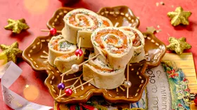 Роллы с красной рыбой в лепешке на палочках