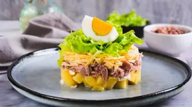 10 простых салатов с рыбными консервами: быстро, изящно, со вкусом