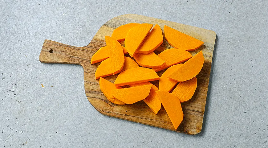 Теплый салат с хрустящей тыквой и колбасой