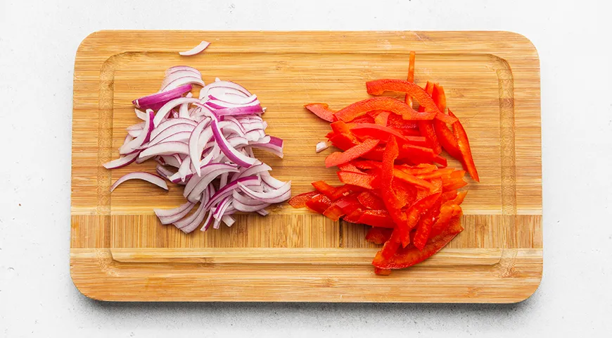 Салат «Красное море» с плавленым сыром и чесноком