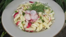 Салат с яблоком и редисом