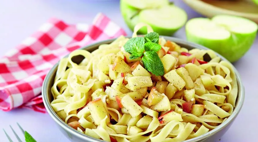 Сладкая паста с яблоками и фундуком