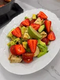 Салат с курицей и свежей клубникой🍓
