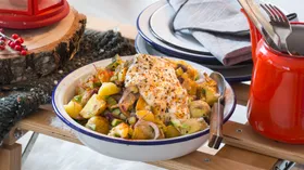 Картофельный салат с маслинами, красным луком и тремя видами огурцов