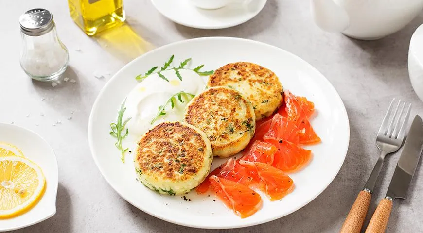 Соленые сырники можно подать как отдельную закуску. Особенно вкусно будет с малосольной красной рыбой