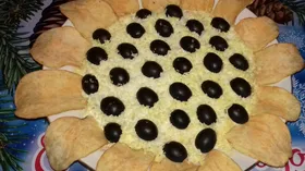 Салат «Подсолнух» с чипсами и маслинами