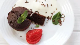 Шоколадные маффины со свежими ягодами и пломбиром 