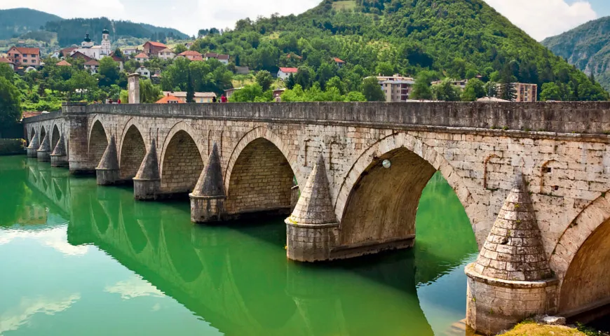 – один из самых древних и знаменитых мостов не только в Боснии, но и на всех Балканах. Он же мост Мехмеда-паши. Считается, что мост построен в XVI веке по проекту Синана – знаменитого османского архитектора, автора стамбульской Голубой мечети.