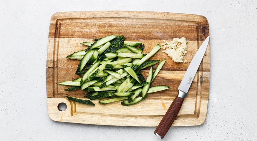 Салат с говядиной, болгарским перцем, помидорами и огурцами